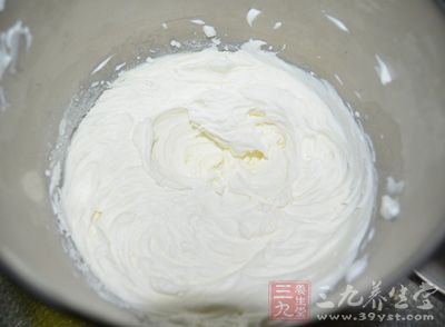 將做好的奶油放入容器