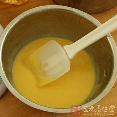 灑入面粉，攪拌至無顆粒，再小火加熱一下，離火攪拌