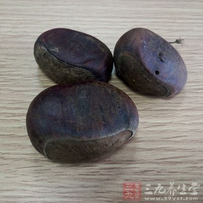 先將栗子外殼用刀劃開一個小口