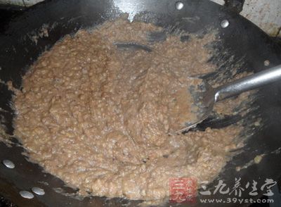 將准備好的綠豆沙，放入鍋中，小火翻炒