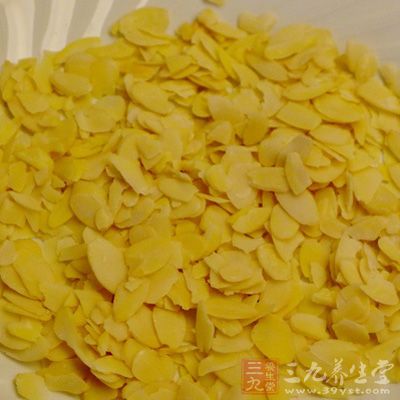 炒香杏仁片備用