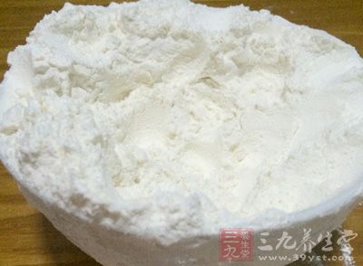 材料：鯉魚1條，雞蛋1個、干澱粉、料酒、蔥姜、白糖、番茄醬、鹽、醋、植物油