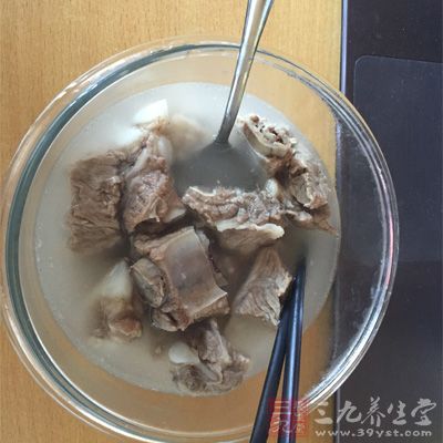 將排骨切成5厘米的條 將排骨切成5厘米的條