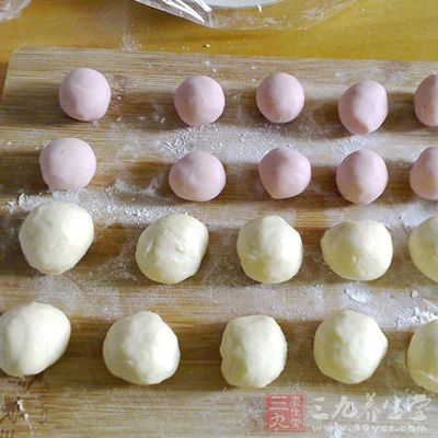醒好的油面團拿出，分成30克每個的小面團