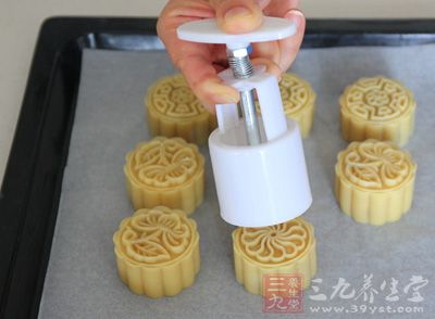 用模具壓出造型。放冰箱冷藏數小時後即可食用了
