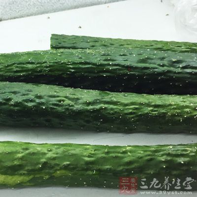 黃瓜要選外皮比較硬實的，比較新鮮