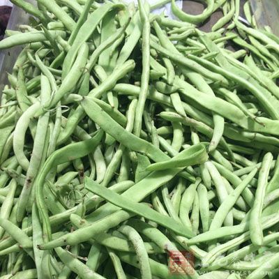 將豆角切絲放入盤中