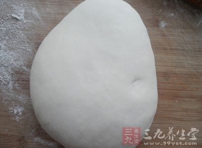 再加入涼水拌勻，和成光滑的面團