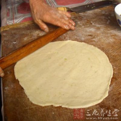 揿扁，擀成長方形薄皮坯子