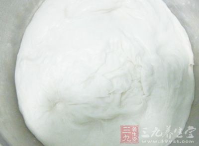 將上訴材料事先准備好,然後用筷子攪拌成面團 將上訴材料事先准備好,然後用筷子攪拌成面團