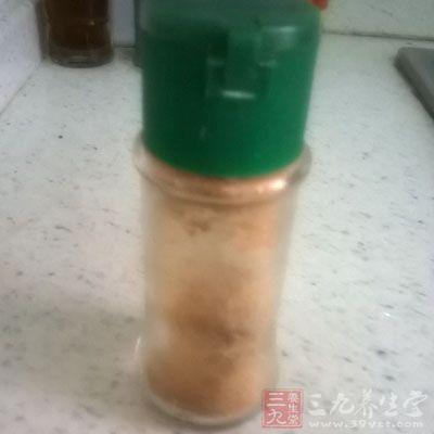 准備所需的胡椒粉適量