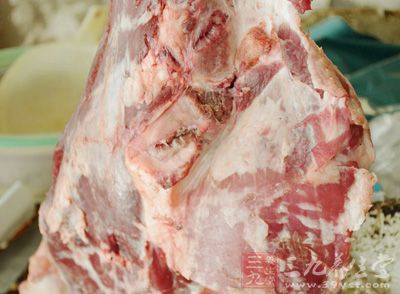 材料主材:排骨750克,小蔥兩根、生姜一塊、花椒10粒、熟芝麻適量 材料主材:排骨750克,小蔥兩根、生姜一塊、花椒10粒、熟芝麻適量