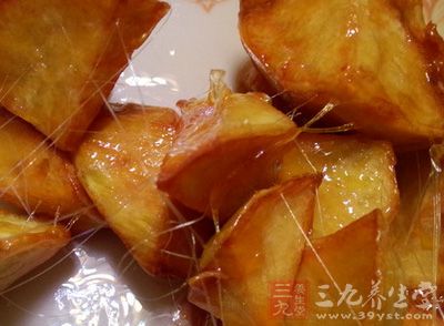 孩子們喜歡吃拔絲地瓜，我們可以在家裡制作