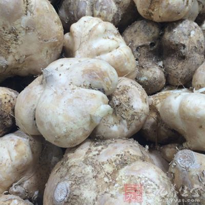 地瓜去皮洗淨，拭干水後切成滾刀塊