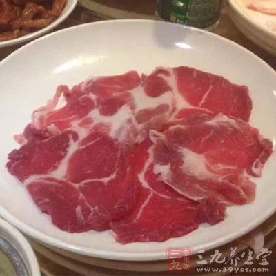 豬肉切成片，放小半勺鹽，醬油，半勺料酒抓勻