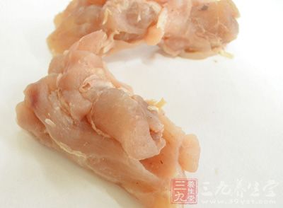 材料:雞胸肉,洋蔥1粒,姜1小塊 材料:雞胸肉,洋蔥1粒,姜1小塊