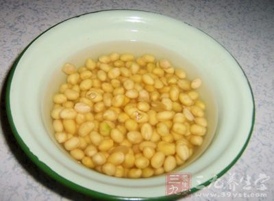 黃豆洗淨，用清水浸泡四個小時以上