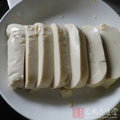 內酯豆腐撕去包裝，放在盤子裡入燒開的蒸鍋中蒸6分鐘左右，蒸好備用