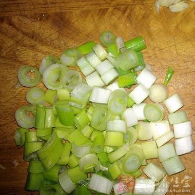 蔥切成粒備好