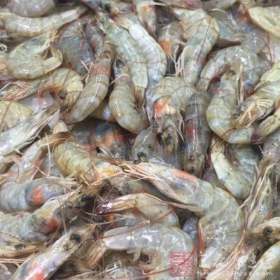 用干淨的剪刀剪去蝦槍、蝦須，去掉沙線
