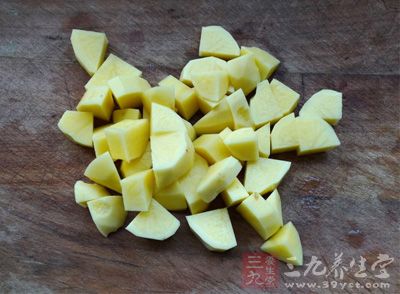 土豆去皮，洗淨，切塊