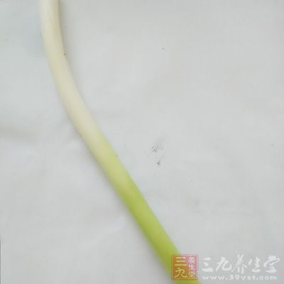 材料：帶魚500克，大蔥3克，鹽3克，姜2克，八角2克，醬油45克等