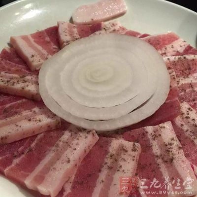裡脊肉切成等量大小的方塊