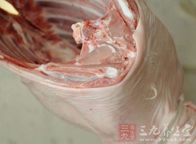 材料:羊後腿肉1000g,胡蘿卜2根,白蘿卜1/2根,辣醬120g等 材料:羊後腿肉1000g,胡蘿卜2根,白蘿卜1/2根,辣醬120g等