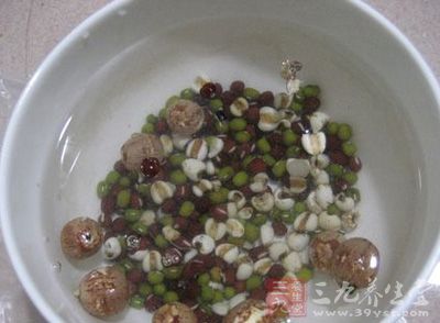 將紅豆、綠豆浸泡6—16小時