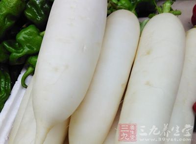 材料:白蘿卜300克,胡蘿卜50克,青、紅尖椒各50克 材料:白蘿卜300克,胡蘿卜50克,青、紅尖椒各50克