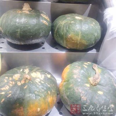 材料:大米,南瓜,臘腸,香菇,蔥花,香油,雞精 材料:大米,南瓜,臘腸,香菇,蔥花,香油,雞精