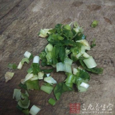 材料:水發海參一只(按人數,即食海參也可) 大蔥200g 油菜一顆,釀造醬油6g,麻汁醬2g 材料:水發海參一只(按人數,即食海參也可) 大蔥200g 油菜一顆,釀造醬油6g,麻汁醬2g