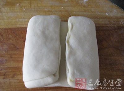 卷好的長條盤起來放旁邊醒發幾分鐘