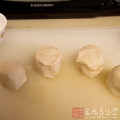 將饧好的面團分成大小合適的面團