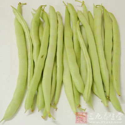 放入豆角翻炒至變色 放入豆角翻炒至變色