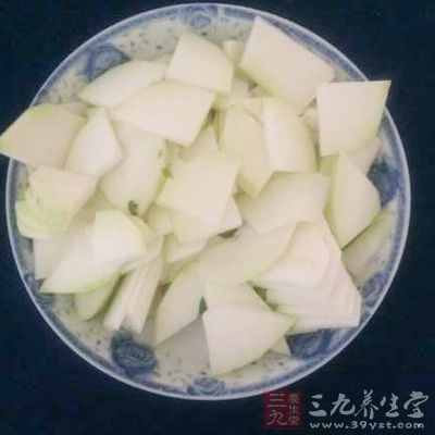 西葫蘆切薄片，蒜切碎