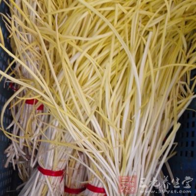 韭黃洗淨切成半寸長左右的小段