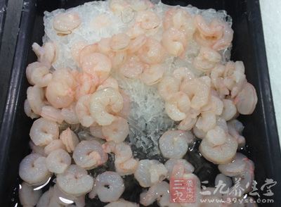 將鮮蝦去頭、去殼、挑去蝦線備用
