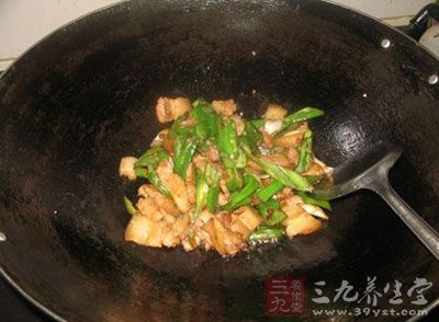 等到辣椒炒至表皮有點快糊的時候，下肉一起炒勻