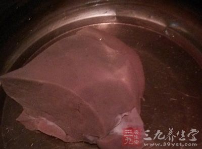 豬肝用水清洗後，滴入幾滴白醋的清水中浸泡60分鐘