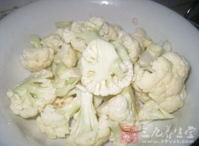 洗淨的菜花分小朵