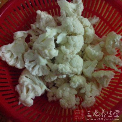 菜花洗淨，切成小朵