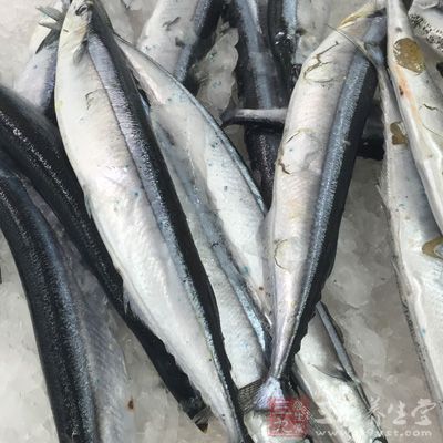 海魚洗淨切塊，魚鱗不去掉