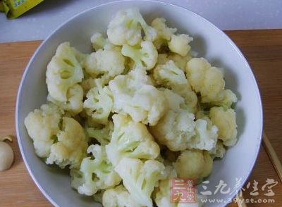 將菜花焯一下，撈出備用