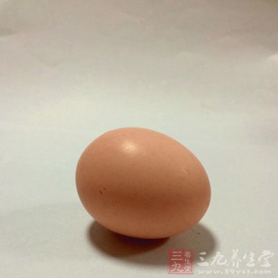 材料：雞蛋3個，低筋面粉48克，植物油30克，牛奶30克，細砂糖42克，芒果，打發好奶油適量
