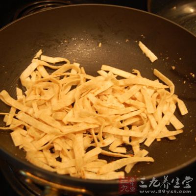 放入切好的餅絲翻炒均勻
