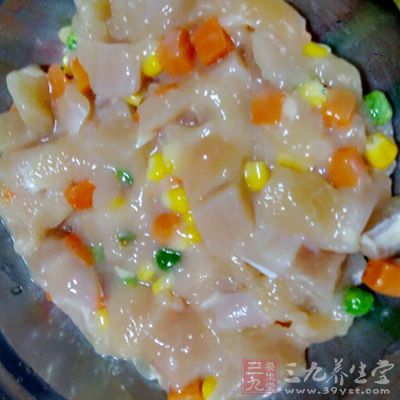 豬瘦肉切丁，加入料酒和生抽腌10分鐘