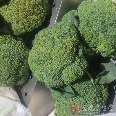 西蘭花、白菜花切成小朵,胡蘿卜去皮、切片,紅辣椒去子、切塊,待用 西蘭花、白菜花切成小朵,胡蘿卜去皮、切片,紅辣椒去子、切塊,待用