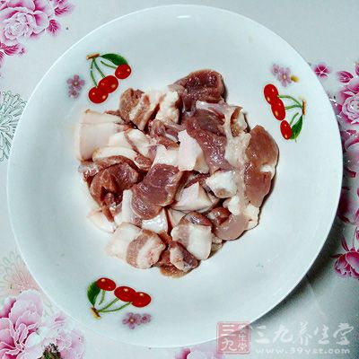 肉片刮洗干淨，下鍋，翻煮至肉全掛上深色後，撈出晾涼瀝干