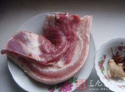 將豬肉刮淨皮上的余留豬毛，洗淨
